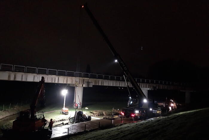 Graafmachine zakt weg in berm boven gasleidingen