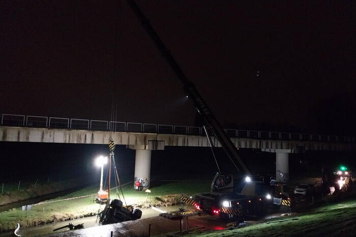 Graafmachine zakt weg in berm boven gasleidingen