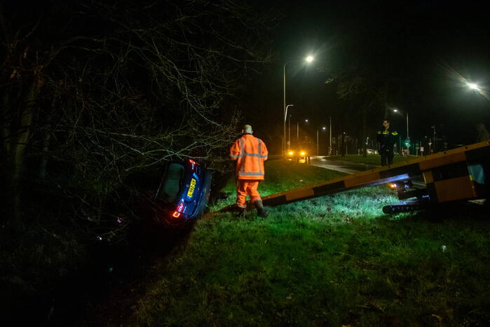 Automobilist belandt in sloot na ongeval