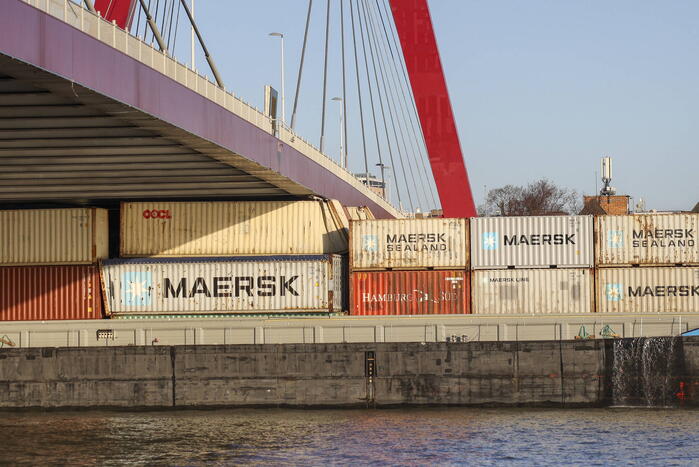Containerschip vaart tegen Willemsbrug