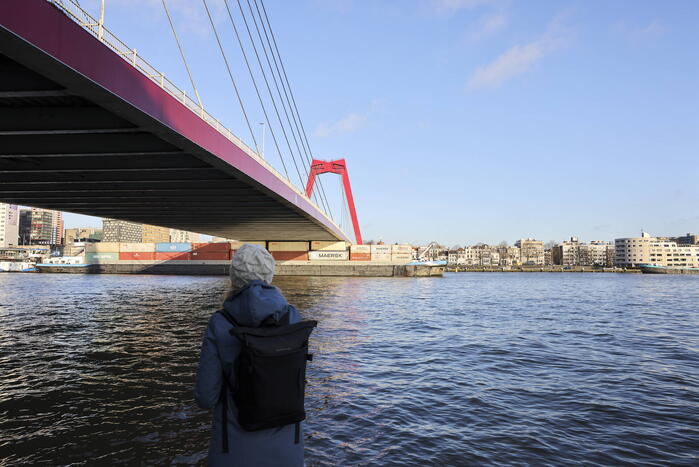 Containerschip vaart tegen Willemsbrug