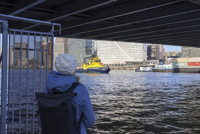 Containerschip vaart tegen Willemsbrug