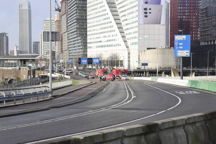 Containerschip vaart tegen Willemsbrug