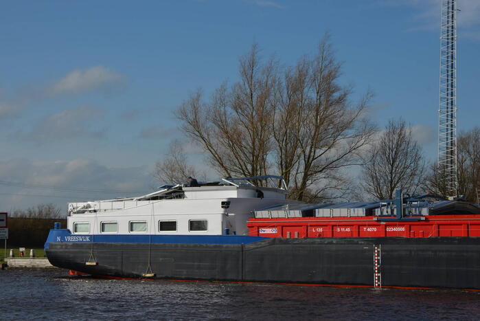 Stuurhut binnenvaartschip beschadigd na aanvaring met spoorbrug
