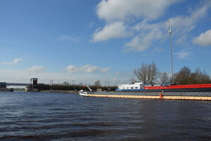 Stuurhut binnenvaartschip beschadigd na aanvaring met spoorbrug