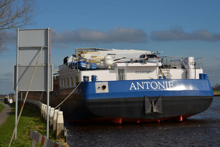 Stuurhut binnenvaartschip beschadigd na aanvaring met spoorbrug