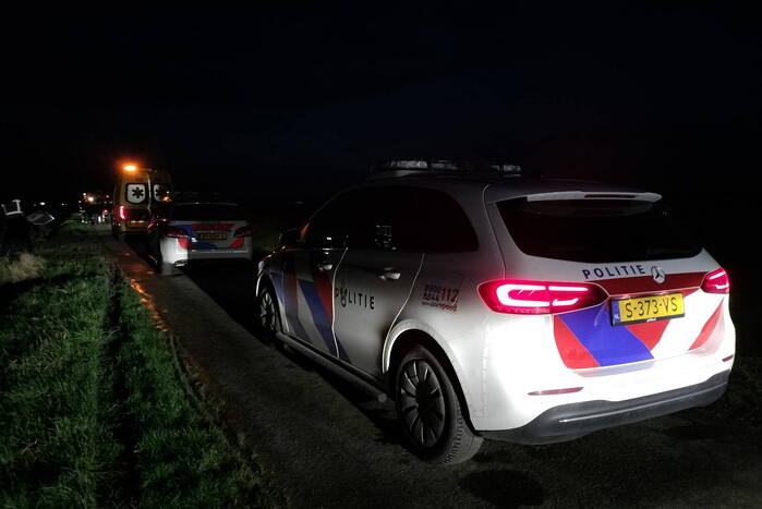 Auto belandt op zijn kop in een sloot