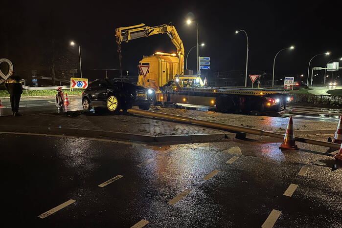 Automobilist ramt lantaarnpaal