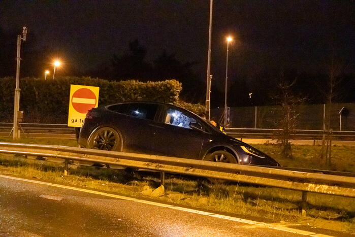 Dronken automobilist belandt boven op vangrail