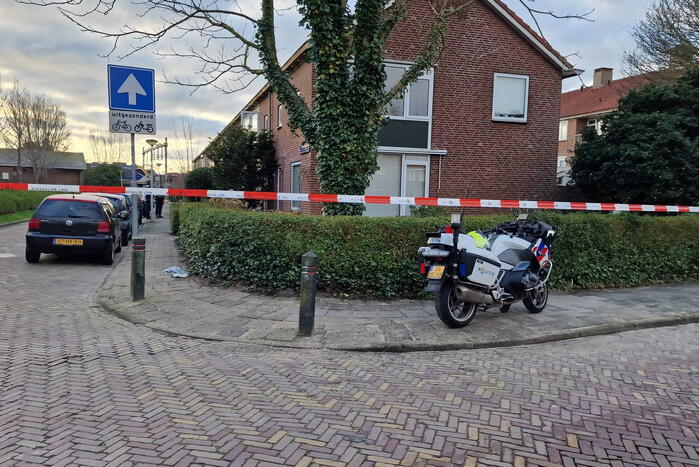Straat afgezet vanwege steekpartij in woning