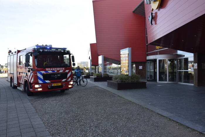Brandweer ventileert bioscoop na brand in technische ruimte