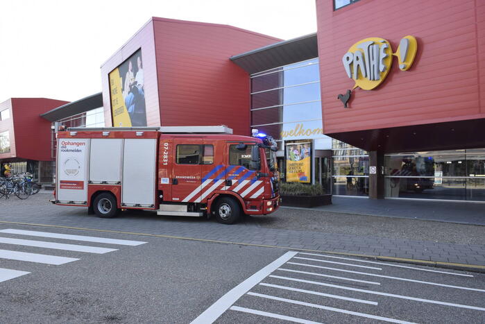 Brandweer ventileert bioscoop na brand in technische ruimte