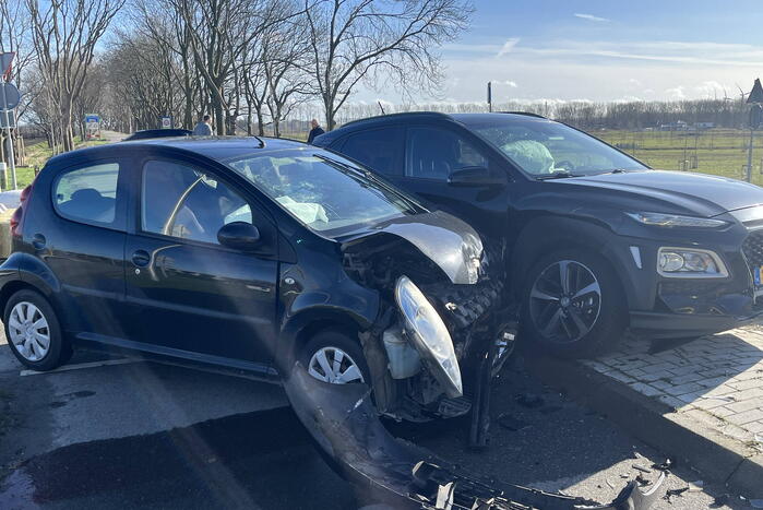 Frontale botsing op kruispunt