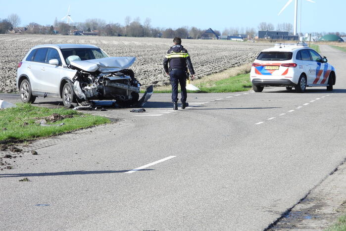 Auto belandt in sloot na frontale botsing op kruising
