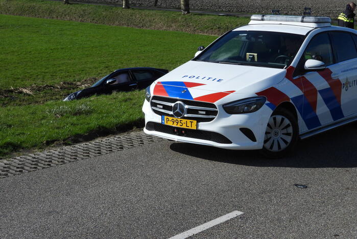 Auto belandt in sloot na frontale botsing op kruising