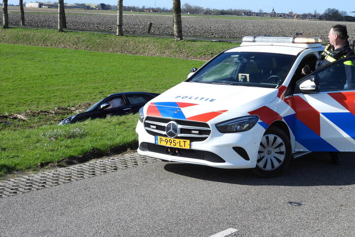 Auto belandt in sloot na frontale botsing op kruising