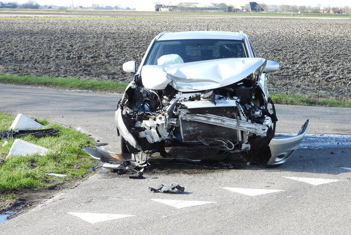 Auto belandt in sloot na frontale botsing op kruising