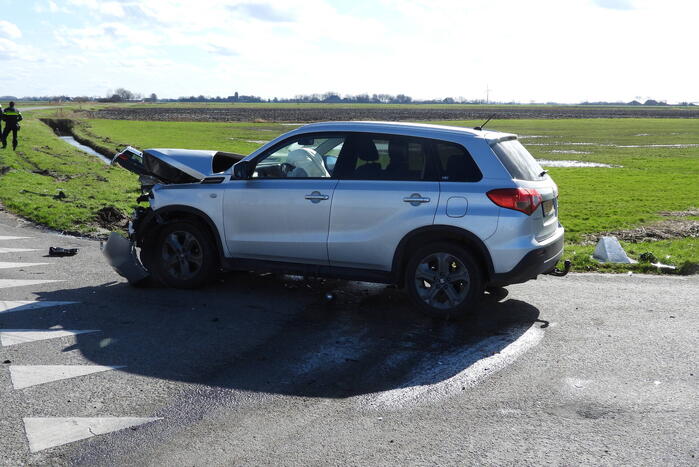 Auto belandt in sloot na frontale botsing op kruising