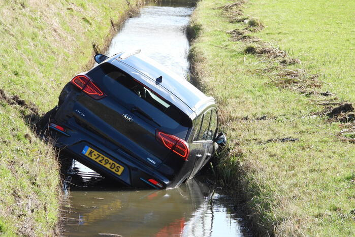 Auto belandt in sloot na frontale botsing op kruising