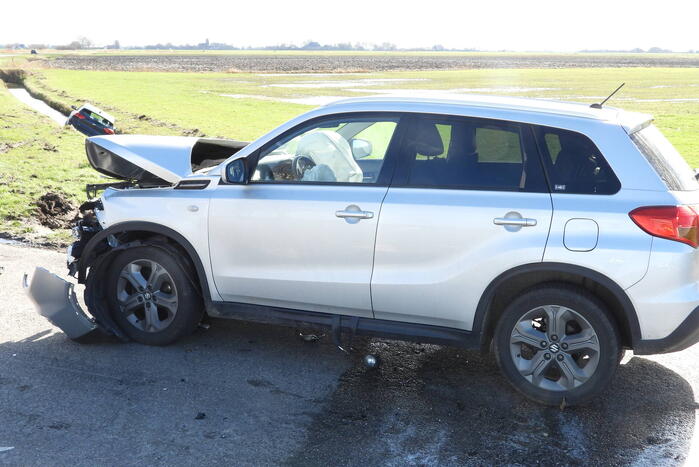 Auto belandt in sloot na frontale botsing op kruising