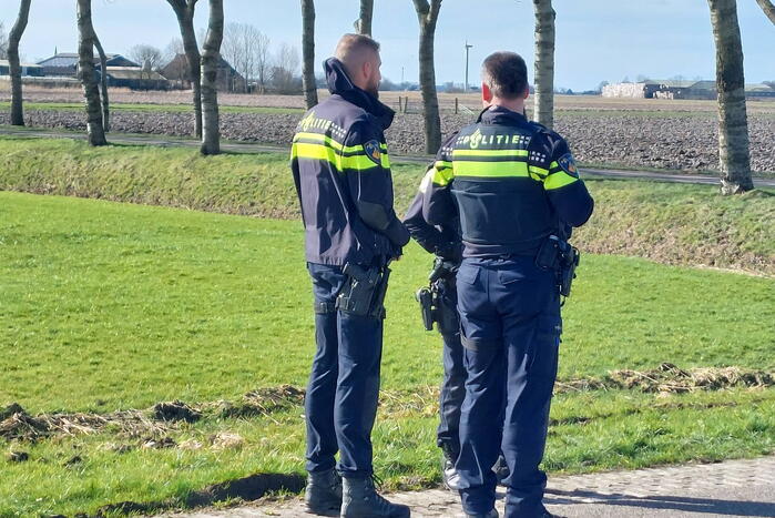 Auto belandt in sloot na frontale botsing op kruising