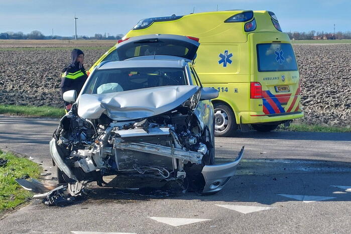 Auto belandt in sloot na frontale botsing op kruising