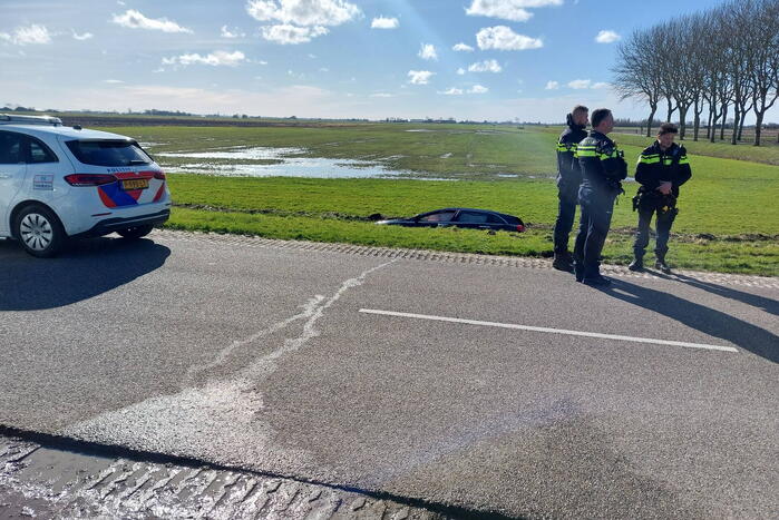 Auto belandt in sloot na frontale botsing op kruising