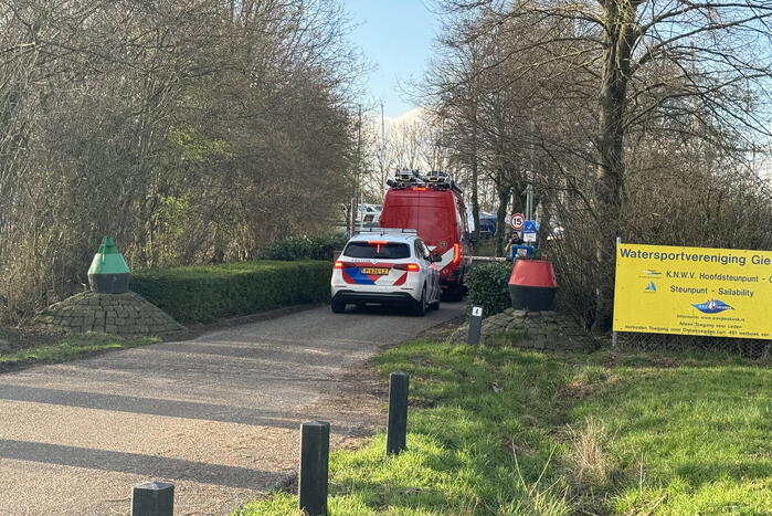 Brandweer redt omgeslagen zeiler uit haven