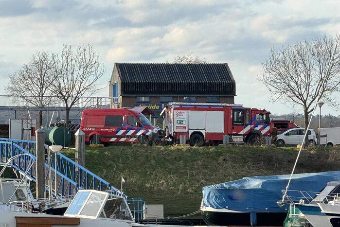 Brandweer redt omgeslagen zeiler uit haven