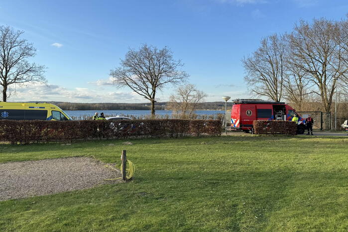 Brandweer redt omgeslagen zeiler uit haven