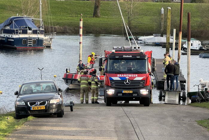 Brandweer redt omgeslagen zeiler uit haven