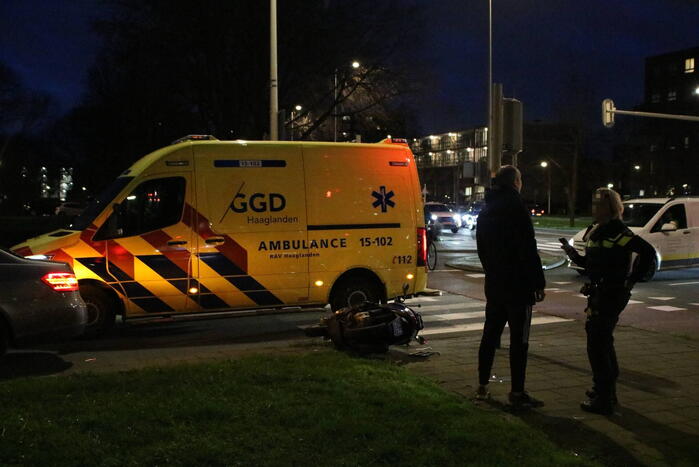 Scooterrijder en automobilist in botsing