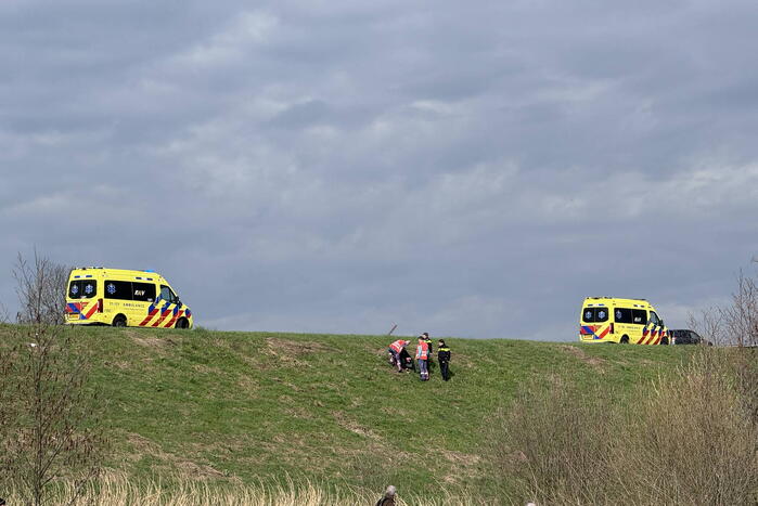 Automobilist belandt in sloot onderaan talud