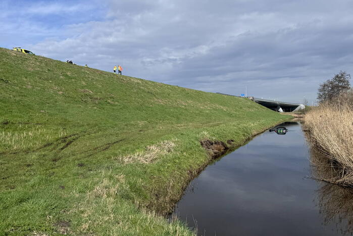Automobilist belandt in sloot onderaan talud
