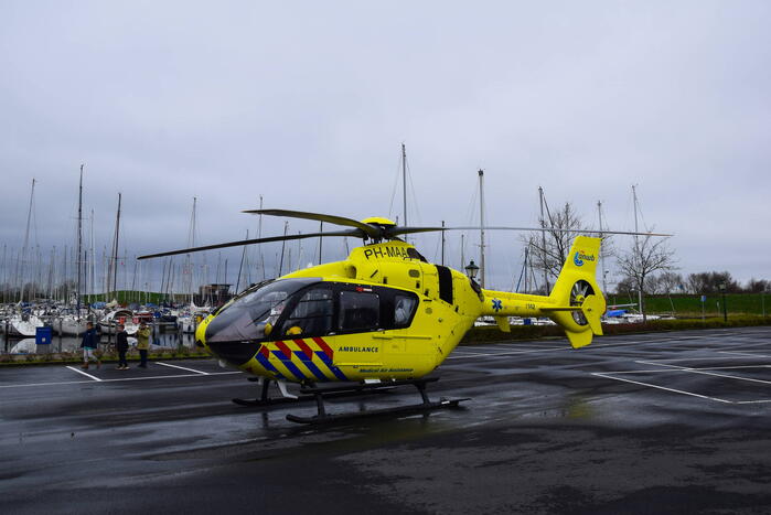 Traumahelikopter landt voor medische noodsituatie met kindje