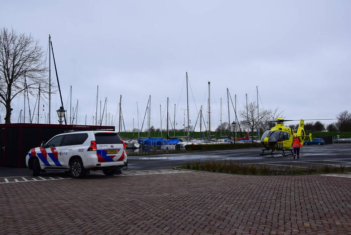 Traumahelikopter landt voor medische noodsituatie met kindje