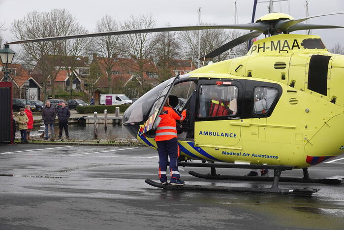 Traumahelikopter landt voor medische noodsituatie met kindje
