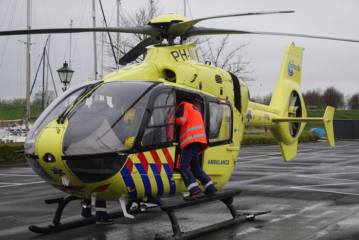 Traumahelikopter landt voor medische noodsituatie met kindje