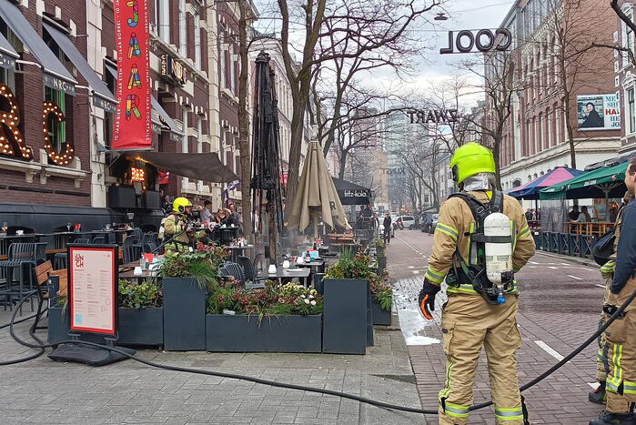 Parasol vat vlam op terras van café