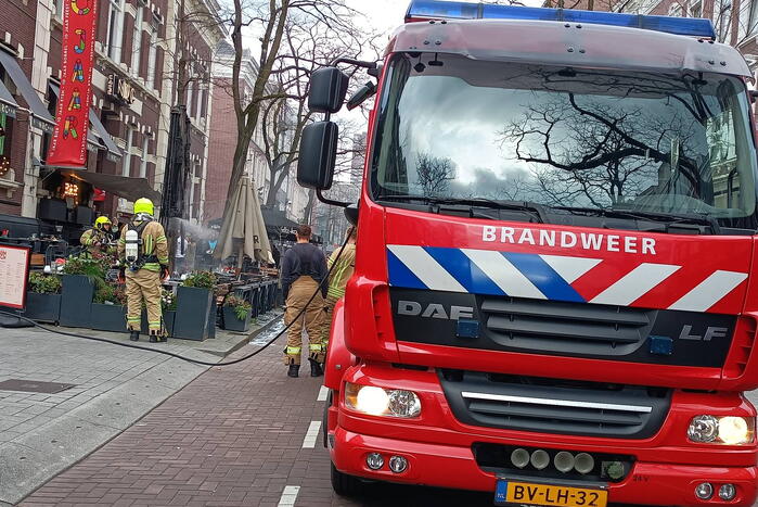 Parasol vat vlam op terras van café