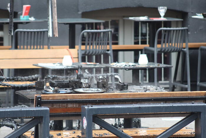 Parasol vat vlam op terras van café