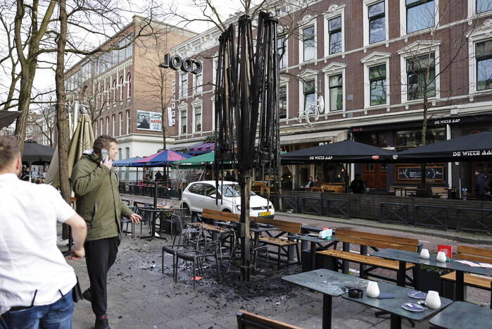 Parasol vat vlam op terras van café