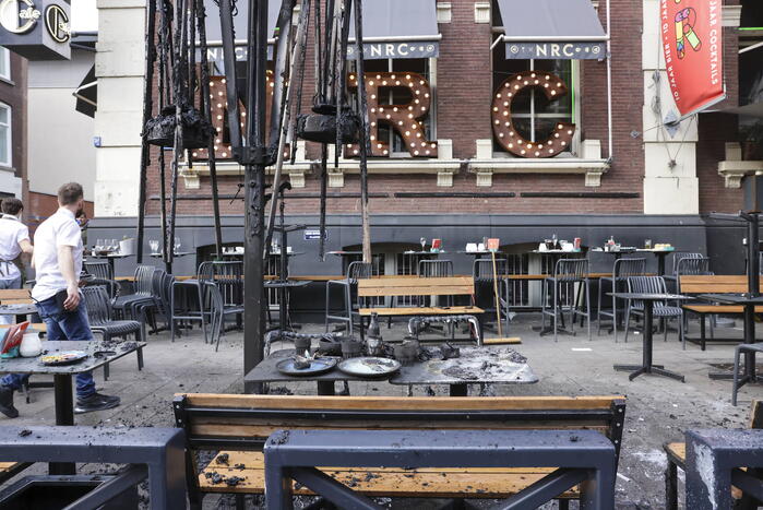 Parasol vat vlam op terras van café