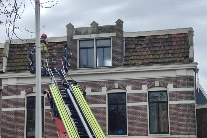 Brandweer ingezet voor losliggende dakpannen