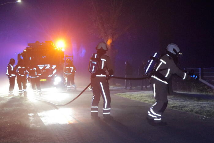 Auto brandt volledig uit