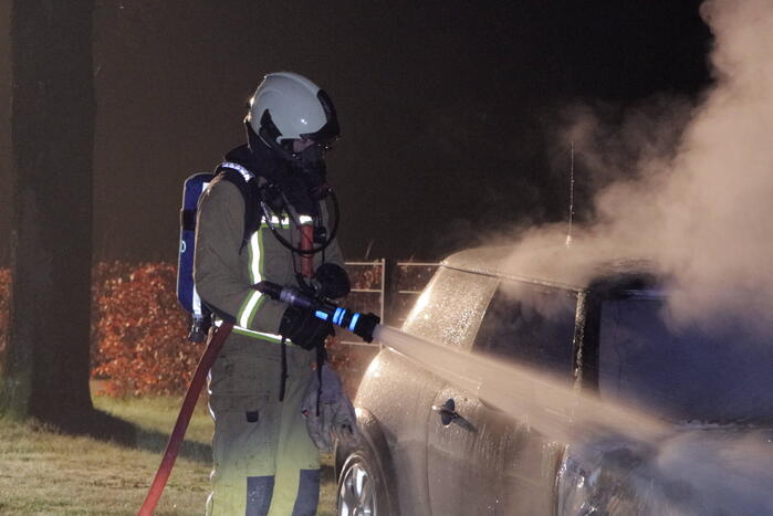 Auto brandt volledig uit