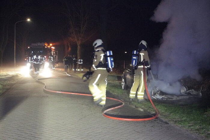 Auto brandt volledig uit