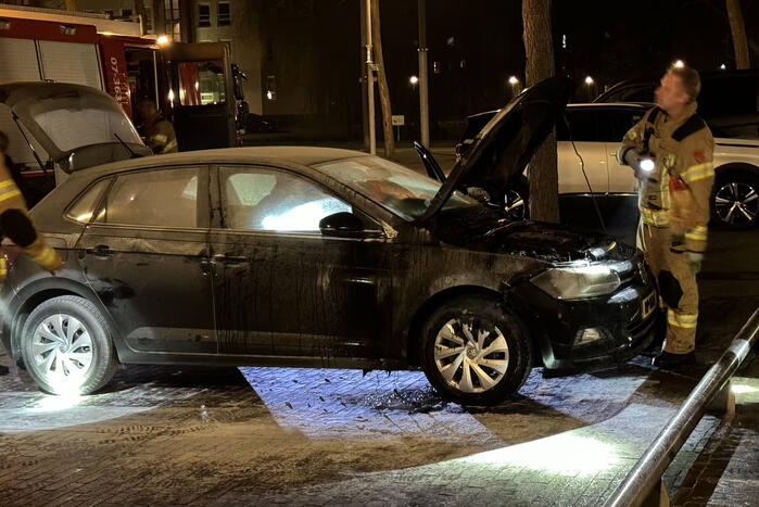 Brandweer blust brand onder motorkap