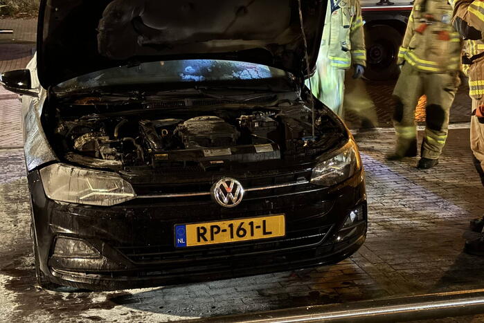 Brandweer blust brand onder motorkap