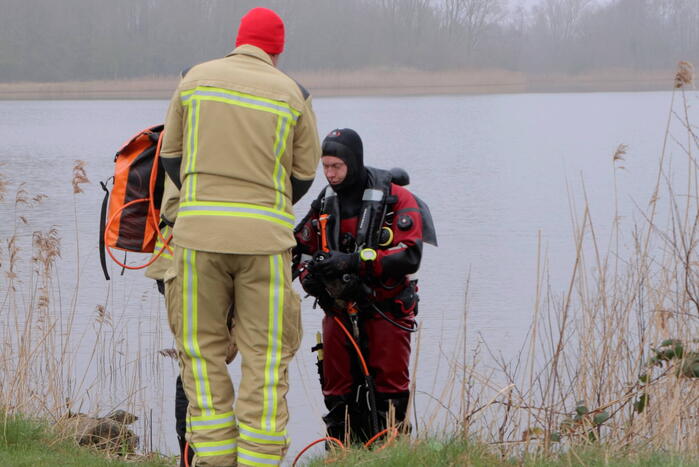 Duikers van brandweer maken zoekslag na vondst rubberen boot